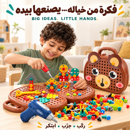 طفل يركب أشكالاً بالقطع — صورة توضيحية